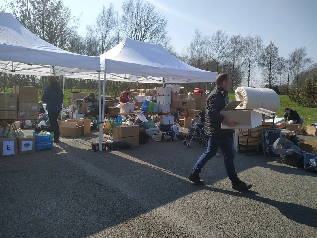 Homme carton collecte Ukraine Segré Leroy Accessoires distribution_07 03 22_CJ